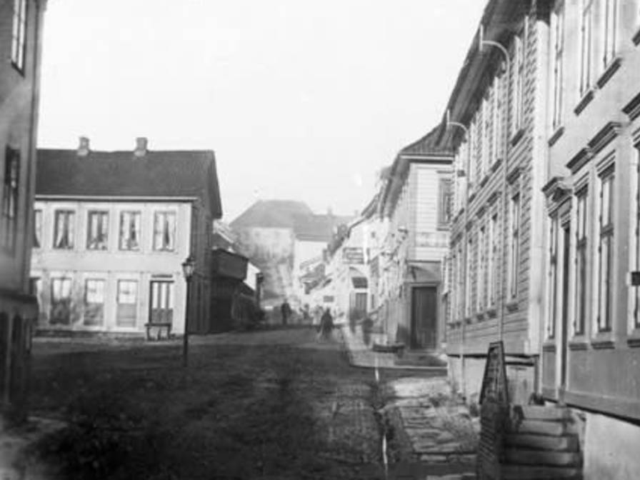 06- Telemarksgata mot prestegården før brannen  i 1886